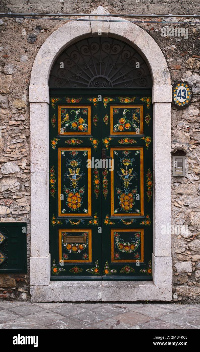 Porta dipinta con arte, centro storico di Taormina, Sicilia, Italia Foto Stock
