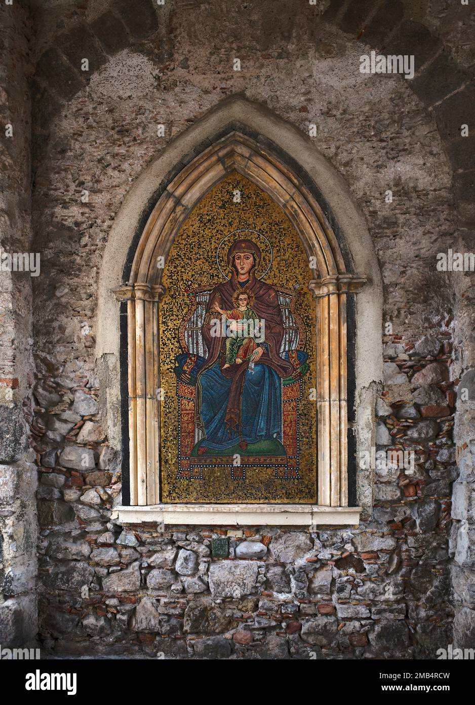 Mosaico della Vergine con Gesù Bambino, Città Vecchia di Taormina, Sicilia, Italia Foto Stock