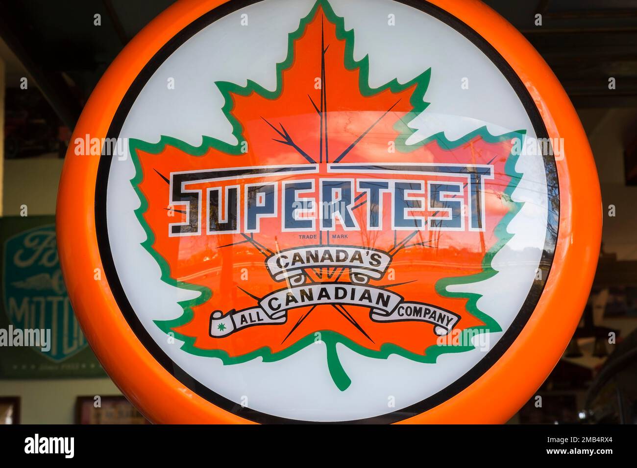 Logo Supertest sul cartello della pompa di benzina vintage, Quebec, Canada Foto Stock