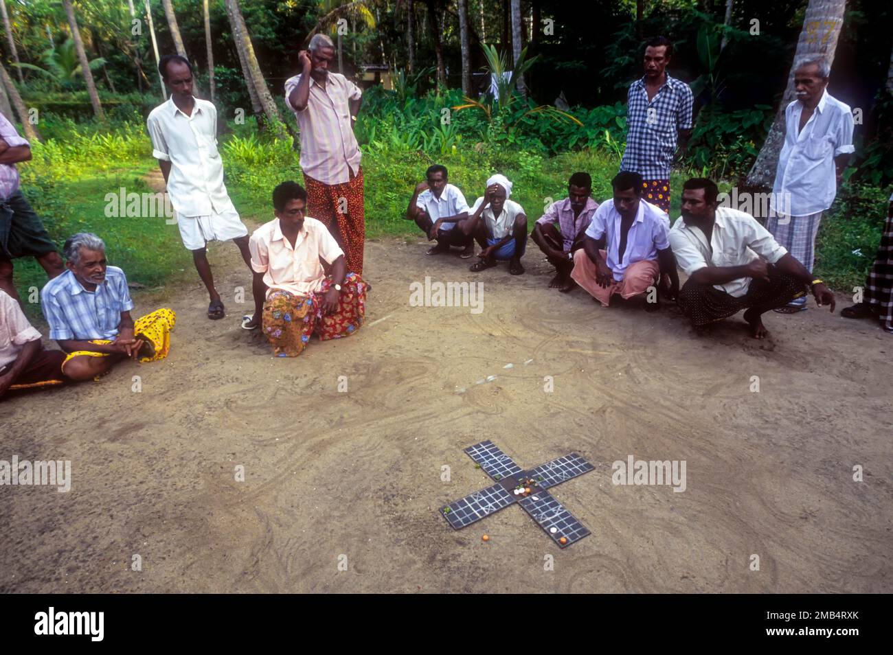 Villaggio uomini giocare gioco di dadi Pakida kali a Kodungallur, Kerala, India, Asia Foto Stock