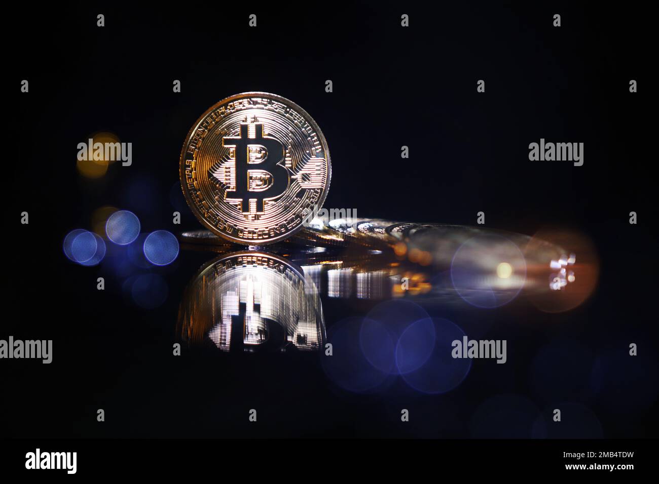 La moneta di bit digitale virtuale della tecnologia Blockchain e la moneta di crittografia delle transazioni finanziarie Foto Stock