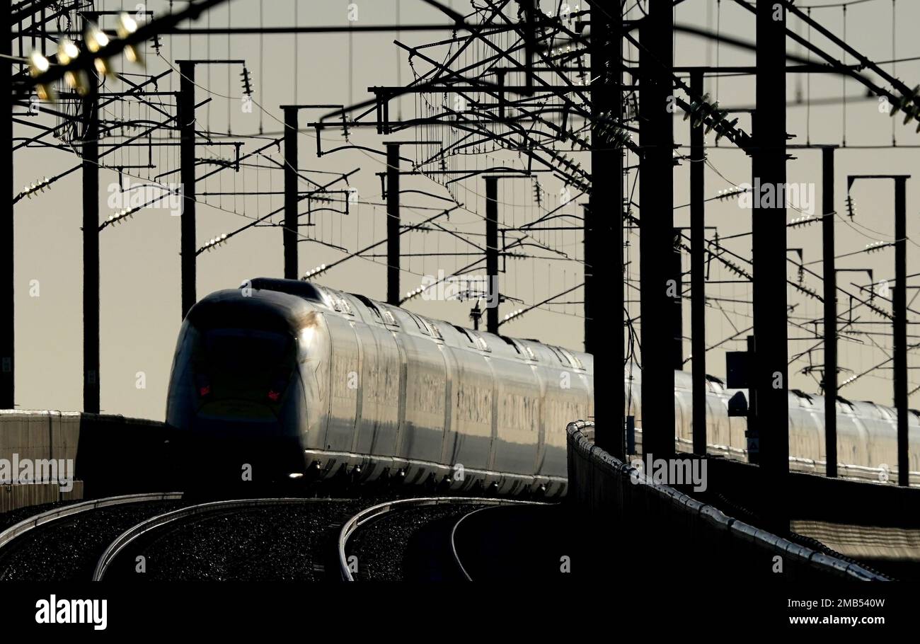 Un treno Eurostar passa attraverso Ashford nel Kent, poiché alcuni servizi restano interrotte a causa dello sciopero generale in Francia. Data immagine: Venerdì 20 gennaio 2023. Foto Stock