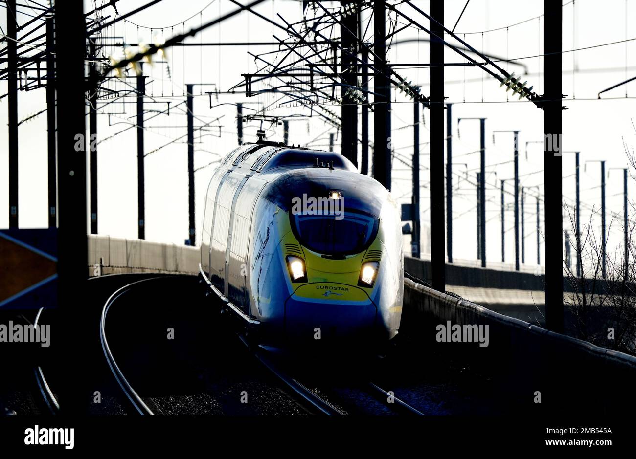 Un treno Eurostar passa attraverso Ashford nel Kent, poiché alcuni servizi restano interrotte a causa dello sciopero generale in Francia. Data immagine: Venerdì 20 gennaio 2023. Foto Stock