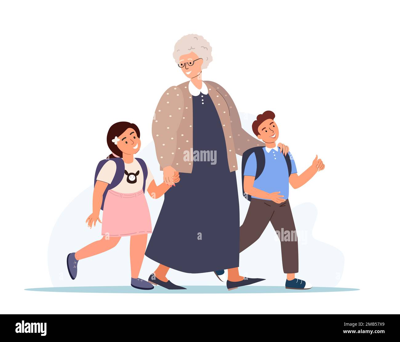 Nonna e nipoti che vanno insieme.vecchia donna pensionato che conduce i capretti alla scuola, tenuta da mano.Granny sostengono i suoi bambini con il walkin dello zaino Foto Stock