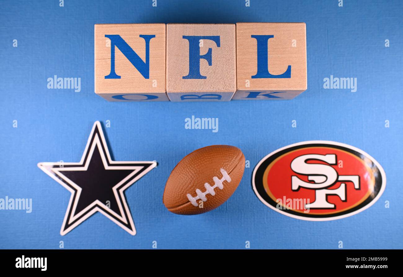 20 gennaio 2023, New York, USA. Emblemi delle squadre di calcio che partecipano ai playoff NFL Dallas Cowboys e San Francisco 49ers. Foto Stock