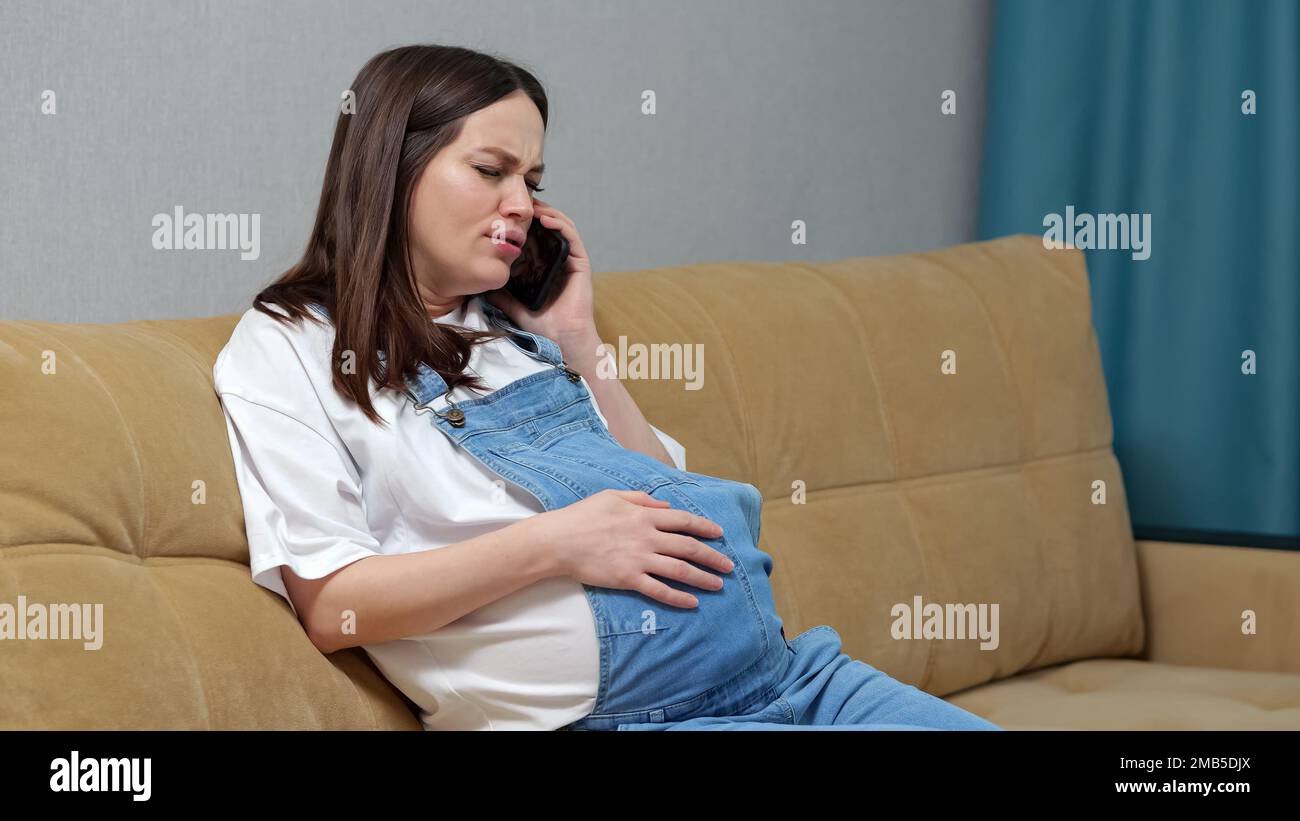 Donna incinta chiama in ambulanza e si aspetta di partorire Foto Stock