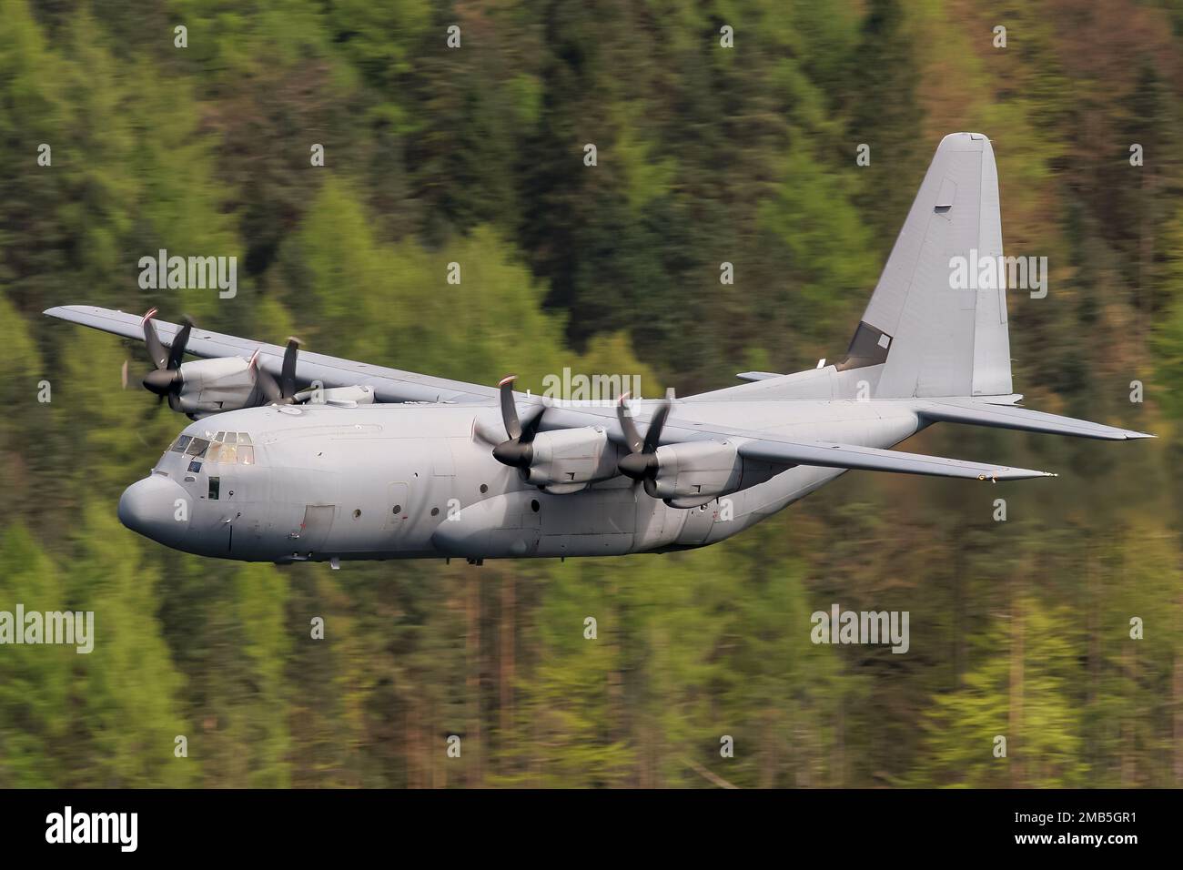 C-130 aeroplano da trasporto militare Hercules che vola a basso livello nel regno unito. Lake District, Galles e Scozia, Regno Unito formazione pilota di basso livello Foto Stock