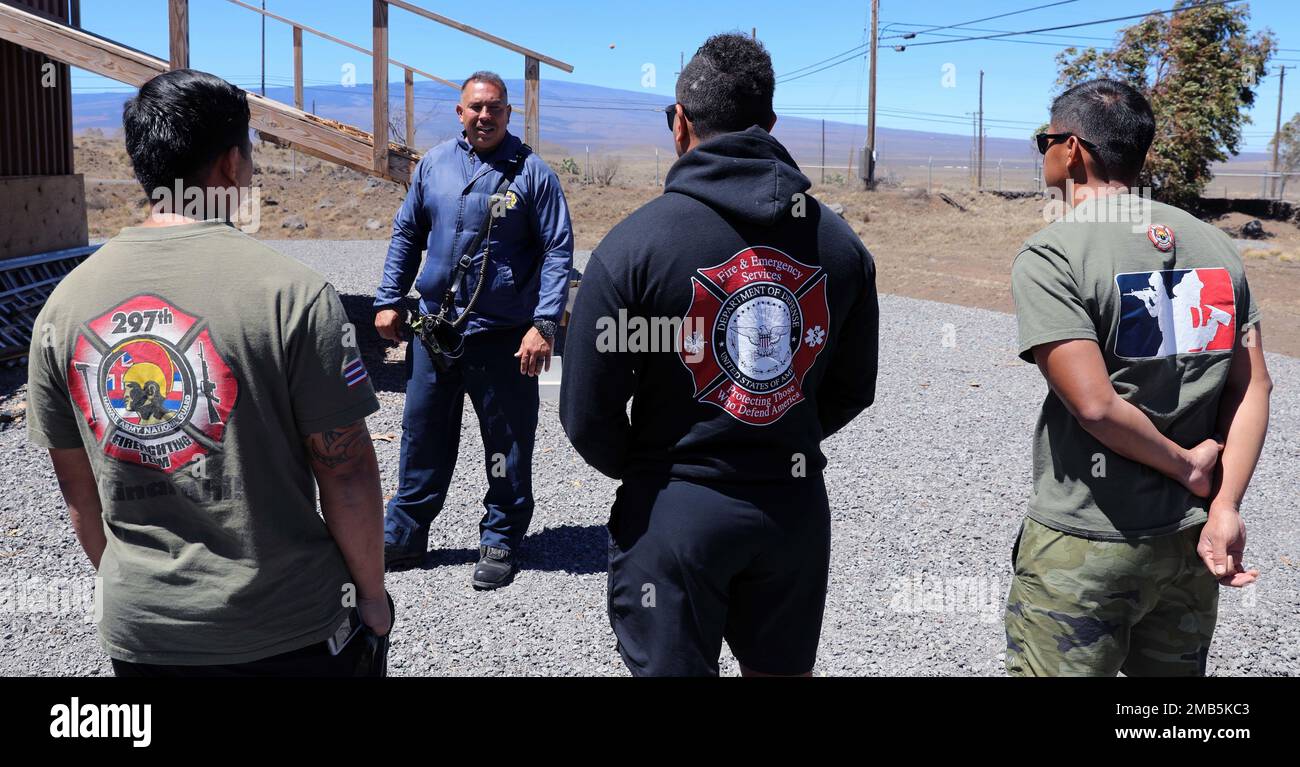 Soldati della Guardia Nazionale dell'Esercito delle Hawaii (HIARNG) assegnati a 297th distaccamento dell'Ingegnere, squadra antincendio, 103rd comando della truppa partecipano a un breve esercizio del Capitano Steven Coloma, capitano della Pohakuloa Training Area Dipartimento Federale dei Vigili del fuoco (PTA FFD) presso la Pohakuloa Training Area, Hawaii, 12 giugno 2022. Il PTA FFD ha ospitato il team antincendio HIARNG in esercizi come la formazione delle pompe, la formazione del team di intervento rapido, chiamato anche labirinto blackout e la formazione al flashover. Foto Stock