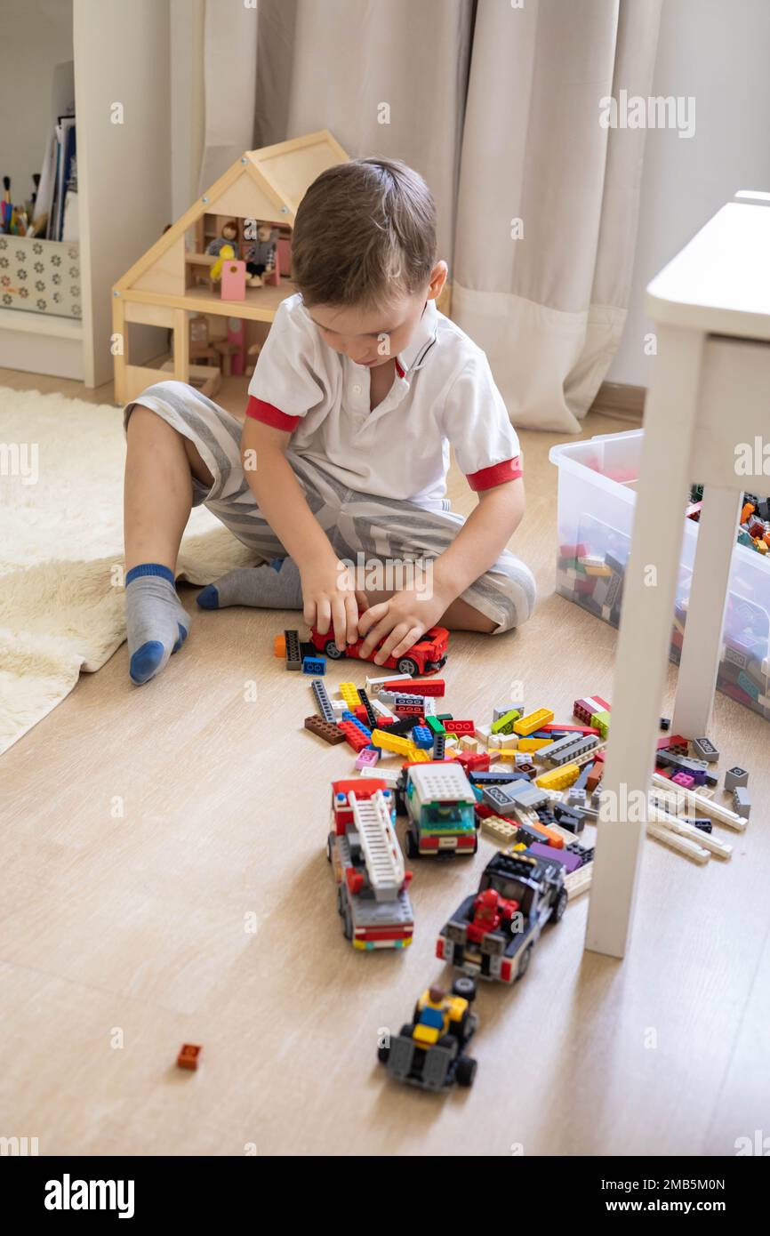 Khabarovsk, Russia, 02 agosto 2022. Vista dall'alto baby boy che gioca e  ordina i pezzi Lego Classic Foto stock - Alamy