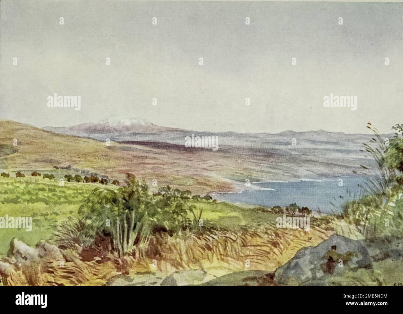 La nostra prima vista del Lago di Galilea la montagna innevata è il Monte Hermon. Bordo settentrionale del lago mostrato. Alte piante di finocchio tra rocce in primo piano. Primo pomeriggio dal libro ' Letters from the Holy Land ' di Elizabeth Butler, pubblicato a Londra da Adam & Charles Black pubblicato per la prima volta nel 1903 e ristampato nel 1906 Foto Stock