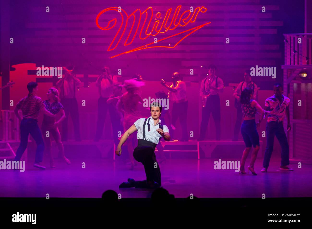 Londra, Regno Unito. 20 gennaio 2023. Membri del cast, tra cui (C) Michael o’Reilly come Johnny Castle, a una fotocall per il ritorno di “Dirty Dancing – The Classic Story on Stage” al Dominion Theatre del West End fino al 29th aprile. Credit: Stephen Chung / Alamy Live News Foto Stock