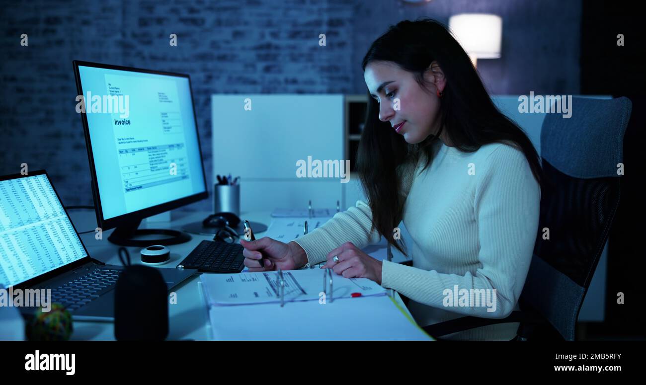 Codici medici e account Manager in ufficio con Bill Foto Stock