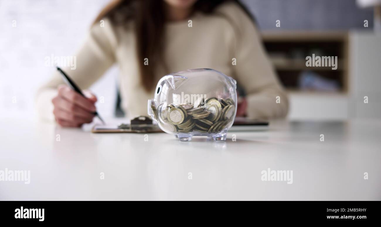 Piggybank denaro e calcolatrice. Raccolta assicurativa contabile Foto Stock