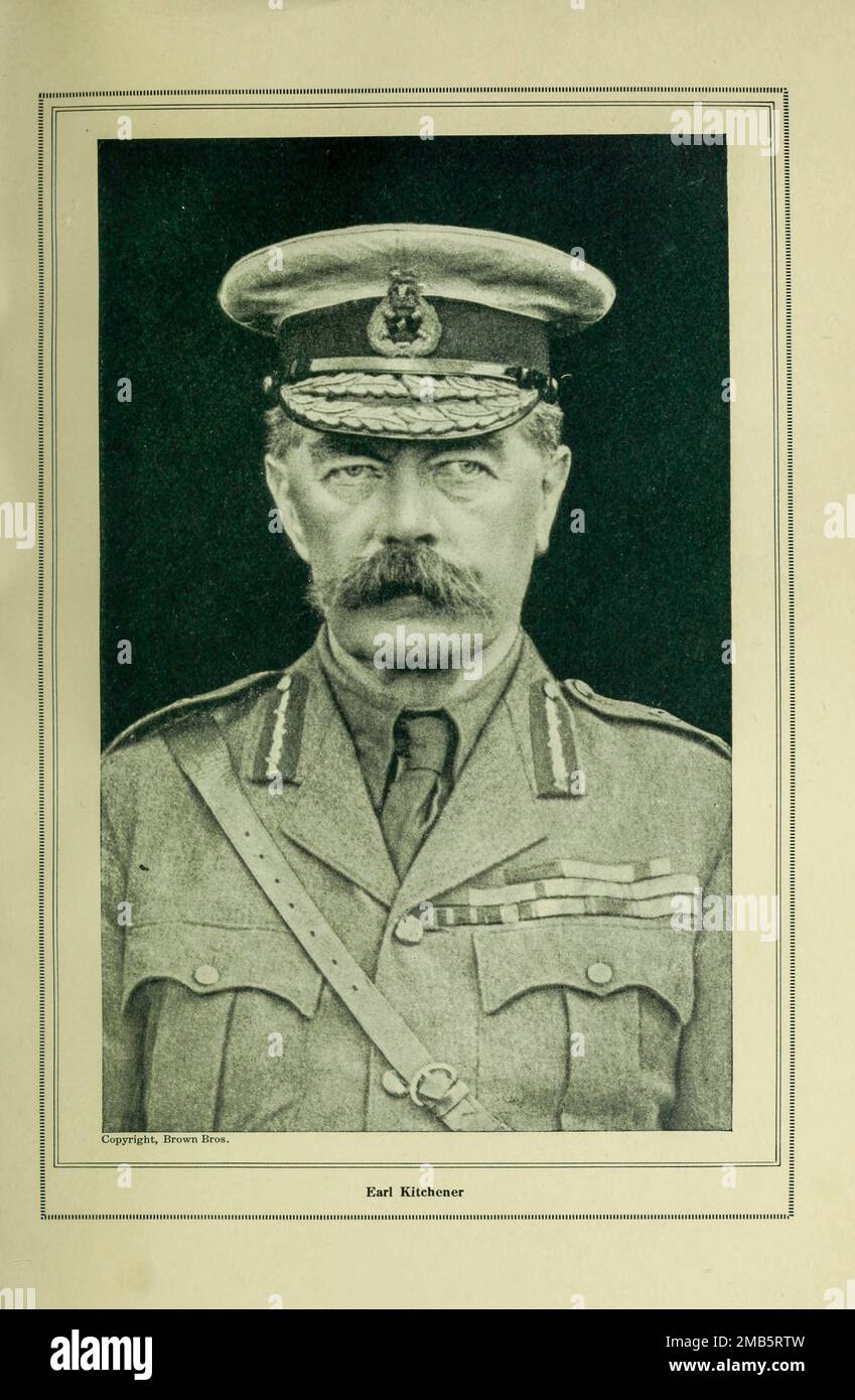 Horatio Herbert Kitchener, 1st Earl Kitchener, KG, KP, GCB, OM, GCSI, GCMG, GCIE, PC (24 giugno 1850 – 5 giugno 1916) è stato un . Kitchener ebbe un ruolo di primo piano per le sue campagne imperiali, la sua politica terrorizzata contro i boeri, la sua espansione dei campi di concentramento di Lord Roberts durante la seconda guerra dei boeri [1][2] e il suo ruolo centrale nella prima parte della prima guerra mondiale. Dal libro la storia della grande guerra; i documenti storici completi degli eventi fino ad oggi DIPLOMATICI E DI STATO di Reynolds, Francis Joseph, 1867-1937; Churchill, All Foto Stock