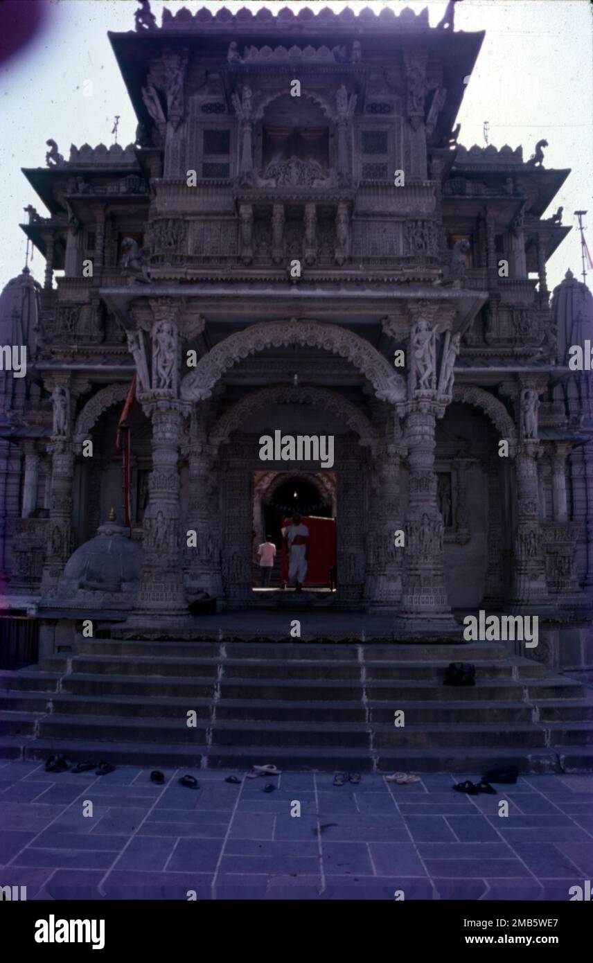 Il tempio di Hutheesing è un tempio di Jain a Ahmedabad, in Gujarat, India. Fu costruito nel 1848 dalla famiglia Hutheesing. Il tempio fonde il vecchio stile architettonico del tempio di Maru-Gurjara con i nuovi elementi architettonici di haveli nel suo design. La costruzione del tempio fu iniziata originariamente da Hatheesing Kesarisinh, un ricco commerciante di Ahmedabad che morì all'età di 49 anni. La costruzione fu supervisionata e completata da sua moglie Harkunwar. Fondato nel 1848, il Tempio di Jain di Hutheesing è uno dei templi di Jain più venerati di Ahmedabad. Foto Stock