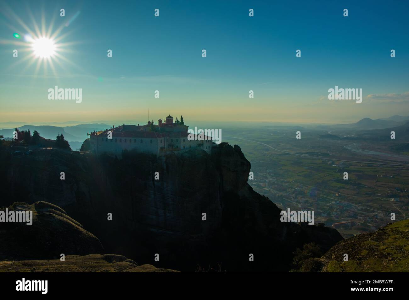 Un monastero posto sulla cima di una montagna in Grecia. Foto Stock