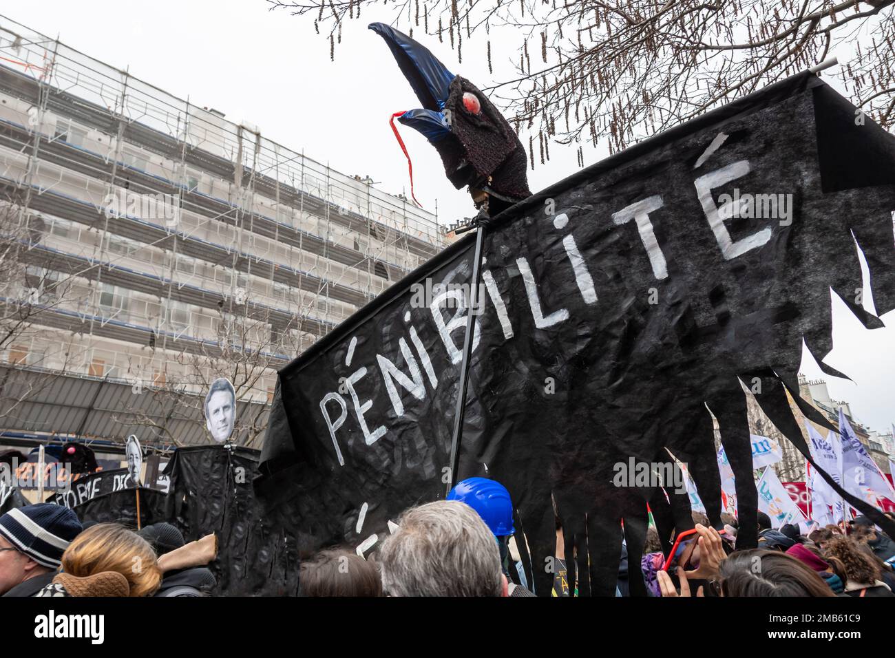 Segno nero a forma di corvo sul quale è scritta la parola francese 'pénibilité' (arduità) durante una marcia contro la riforma del pensionamento Foto Stock