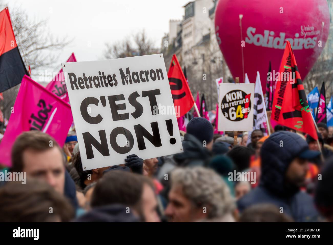 Firma in francese "No alle pensioni Macron!" Portata dai manifestanti durante una marcia sindacale contro la riforma pensionistica francese Foto Stock