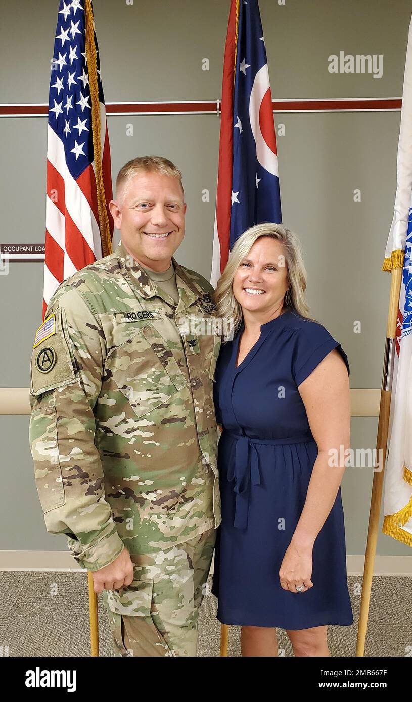 STATI UNITI Greg Rogers, 174th Air Defense Artillery Brigade Commander (a sinistra), e sua moglie Julie posa per una foto al Defense Supply Center Columbus a Whitehall, Ohio, 12 giugno 2022. Si posarono per la foto dopo che Rogers fu promosso a colonnello. Foto Stock