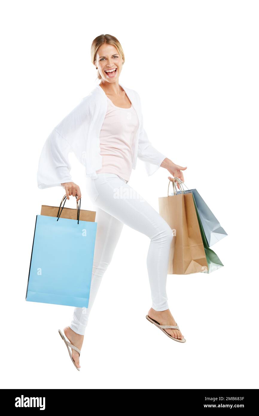 Donna felice saltare con la borsa da shopping, moda e al dettaglio, cliente in aria isolato su sfondo bianco. Sorridere in ritratto, marchio di lusso designer Foto Stock