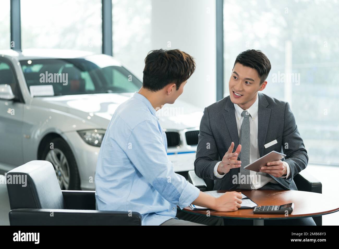 Il giovane uomo per comprare le automobili Foto Stock