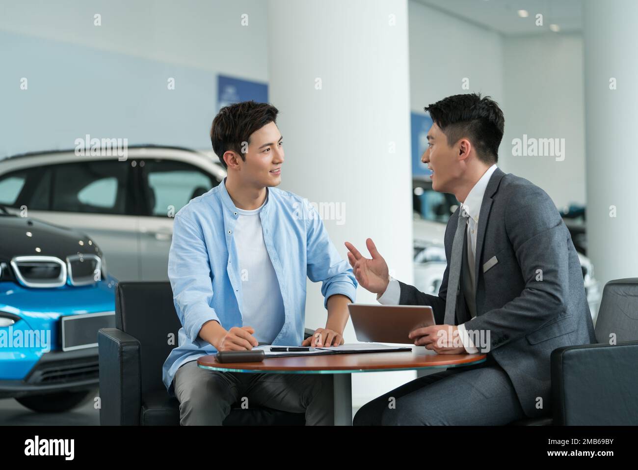 Il giovane uomo per comprare le automobili Foto Stock