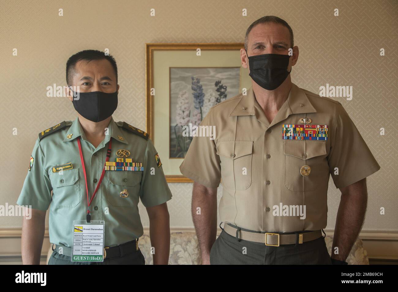 STATI UNITI Corpo marino Briga. Gen. Joseph R. Clearfield, destra, vice comandante, Stati Uniti Le forze marine del corpo, Pacific, si pongono per una foto con il Lt. Mohammad Roasri Erwan bin Haji Tasrif, Capo dell'operazione dell'esercito, Royal Brunei Land Forces, durante un incontro bilaterale all'ottava iterazione del Simposio dei leader anfibi del Pacifico a Tokyo, Giappone, 13 giugno 2022. PALS consiste in discussioni e presentazioni che facilitano un dialogo significativo sugli aspetti chiave delle operazioni anfibie, dello sviluppo delle capacità, della risposta alle crisi e dell'interoperabilità. Il simposio del 2022 ha riunito i leader senior per la prima parte Foto Stock