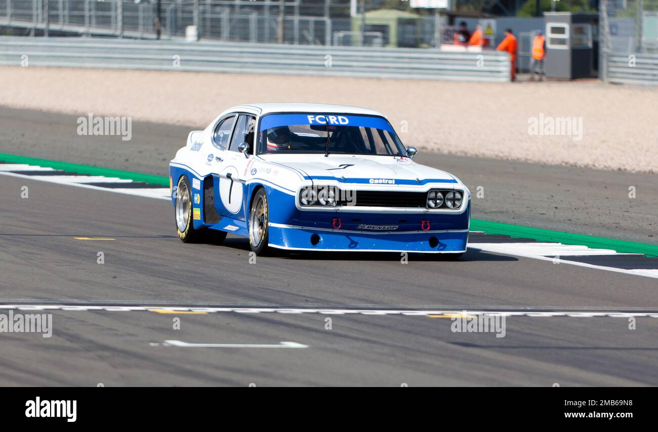 Gary Pearson e Alex Brundle's Blue and White, 1975, Ford Capri RS3100, durante il Tony Dron Memorial Trophy per MRL Historic Touring Cars. Foto Stock