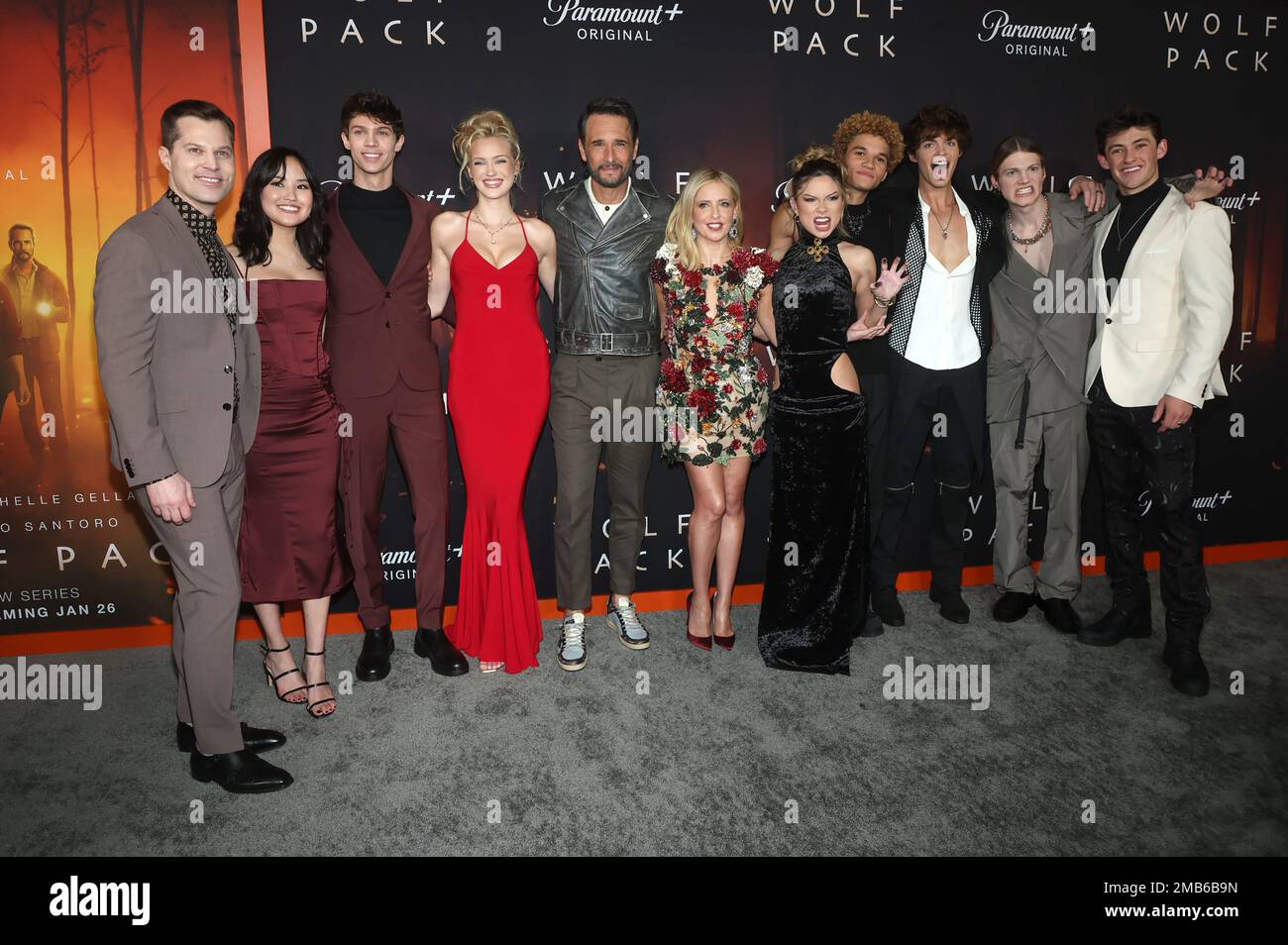 Los Angeles, California. 19th Jan, 2023. John Patrick Jordan, Stella Smith, Zack Nelson, Chloe Rose Robertson, Rodrigo Santoro, Sarah Michelle Gellar, Bella Shepard, ospite, Armani Jackson, Tyler Lawerence Gray, Chase Liefeld, Rainer Dawn e Jeff Davis alla prima mondiale del Wolf Pack all'Harmony Gold Theater di Los Angeles, California, il 19 gennaio 2023. Credit: Faye Sadou/Media Punch/Alamy Live News Foto Stock