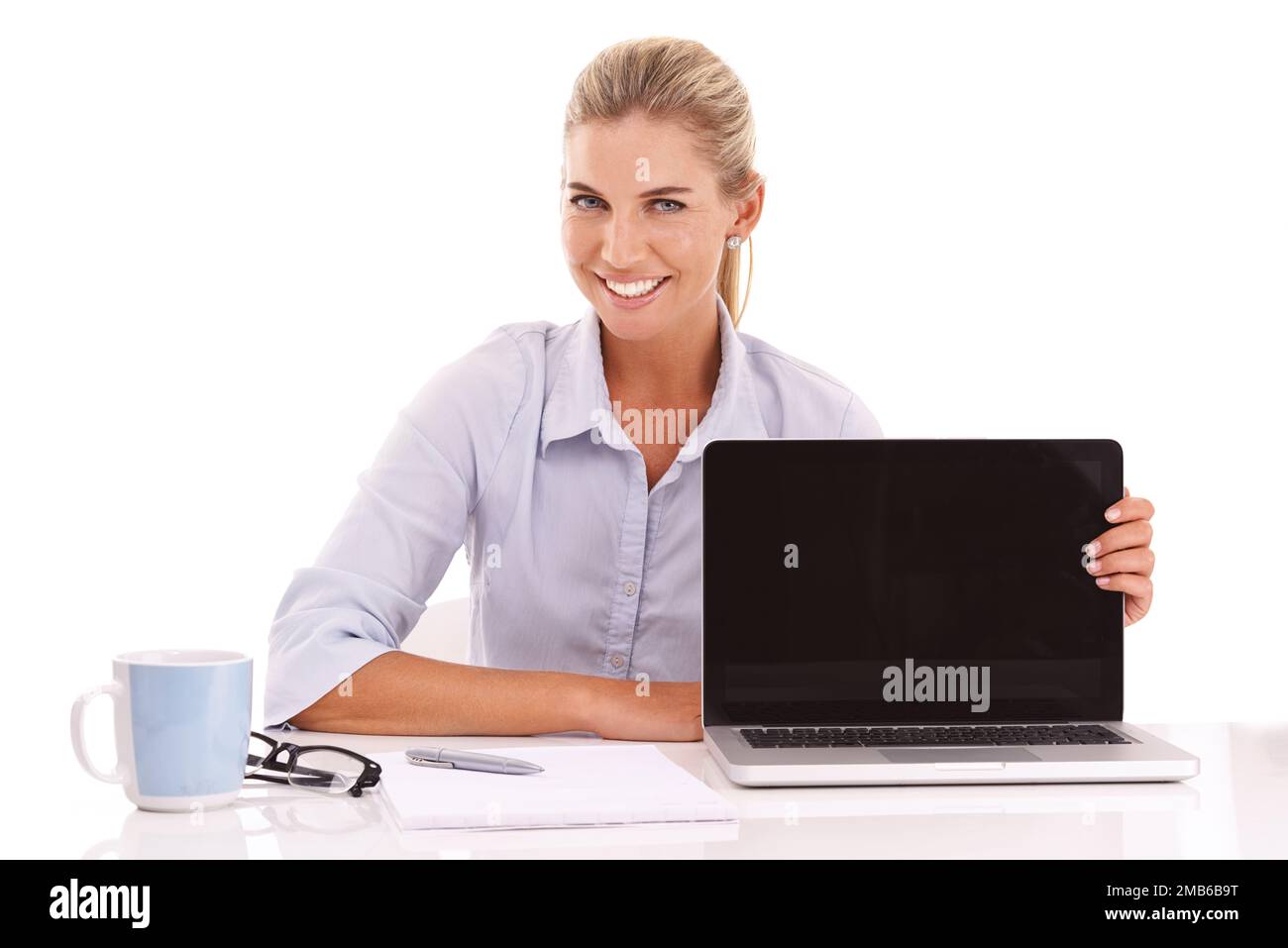 Notebook mockup, ritratto e donna d'affari in studio, sfondo bianco e isolato per lo spazio pubblicitario. Lavoratore felice, modello femminile e computer Foto Stock