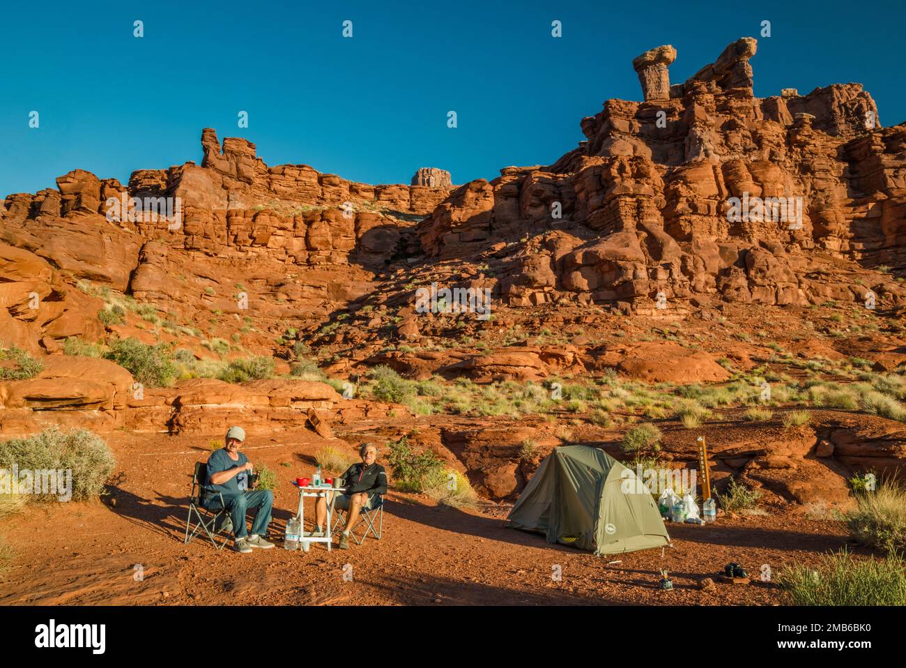 I campeggiatori che fanno colazione, adulti anziani, al Campeggio Shafer, Canyonlands National Park, Utah, STATI UNITI Foto Stock