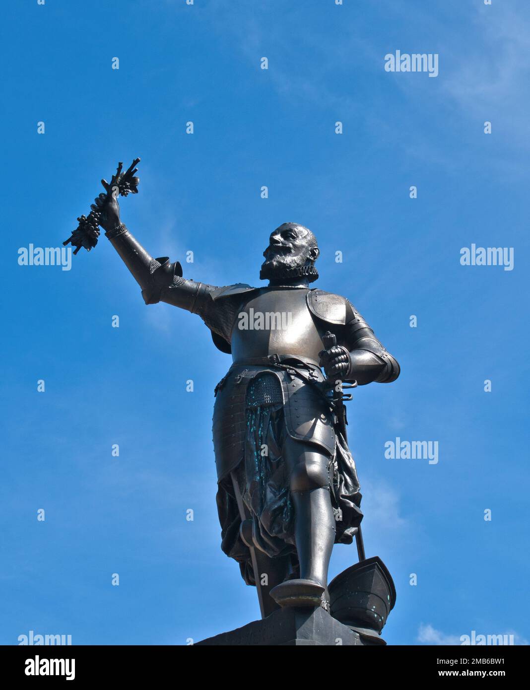 1896 statua in bronzo di Auguste Bartholdi di Lazare de Schwendi (1522-1583) in cima alla fontana Schwendi di Colmar, Alsazia, Francia Foto Stock