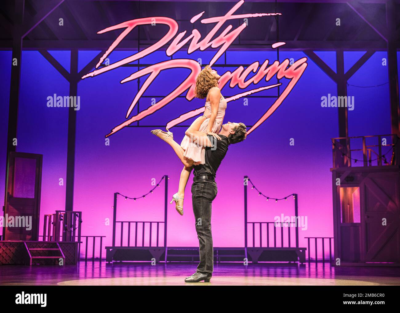 Londra, Regno Unito. 20th Jan, 2023. 'Dirty Dancing - The Classic Story on Stage' è tornato al Dominion Theatre di Londra per un periodo limitato fino al 29th aprile, incluse molte delle scene iconiche del film originale. Michael o'Reilly (Johnny Castle), Kira Malou (Frances 'Baby' Houseman) nei due ruoli principali. Credit: Imageplotter/Alamy Live News Foto Stock