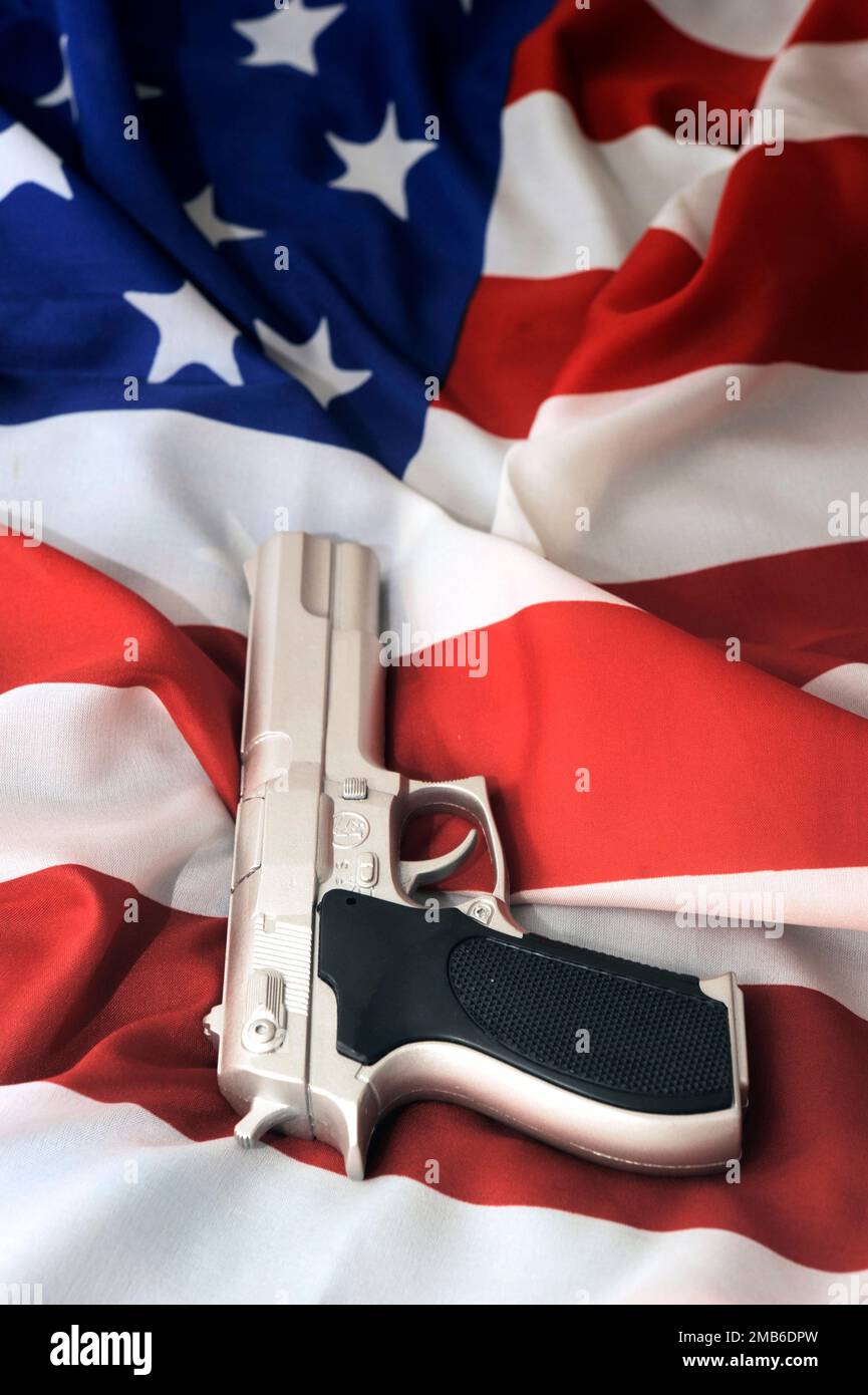 Bandiera degli Stati Uniti e della pistola, problema di controllo delle armi negli Stati Uniti Foto Stock