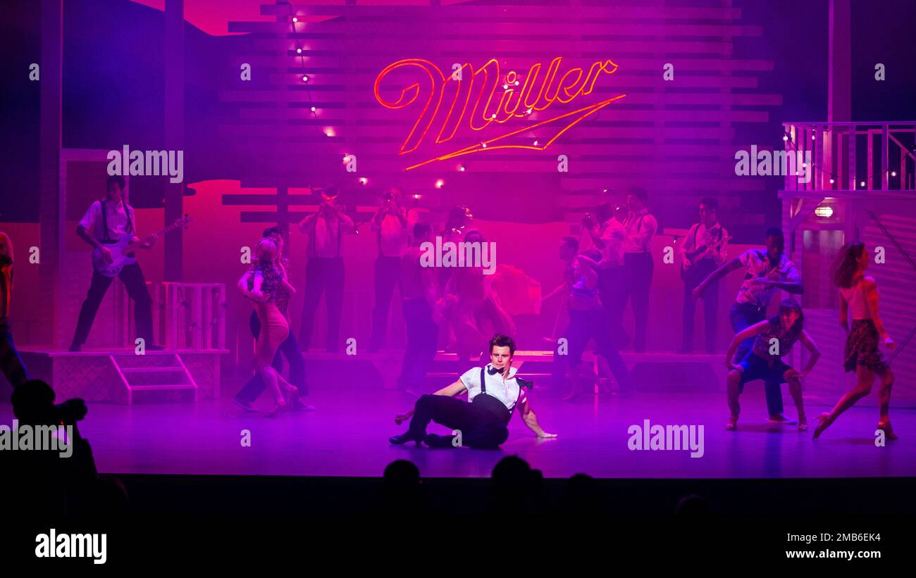 Londra, Regno Unito. 20 gennaio 2023. Membri del cast, tra cui (C) Michael o’Reilly come Johnny Castle, a una fotocall per il ritorno di “Dirty Dancing – The Classic Story on Stage” al Dominion Theatre del West End fino al 29th aprile. Credit: Stephen Chung / Alamy Live News Foto Stock