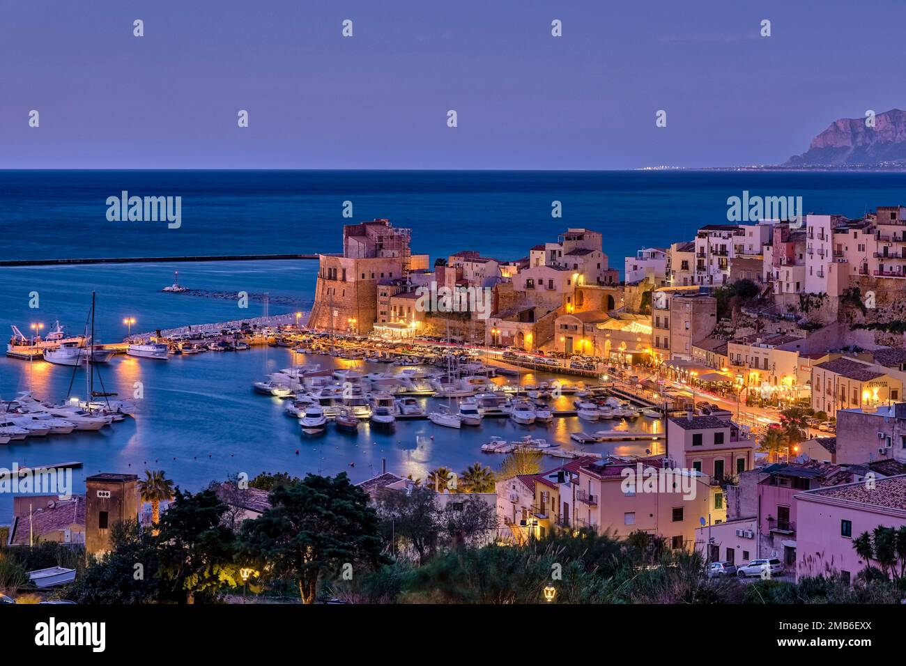 Vista aerea sul porto e sulla città di Castellammare del Golfo e sul golfo di Castellammare di notte. Foto Stock