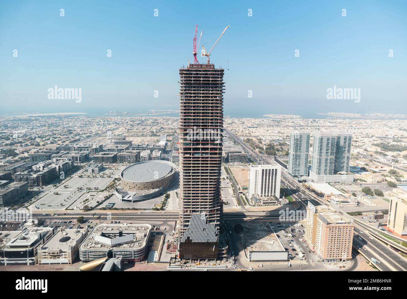 Grattacieli di Dubai. Edificio di Dubai. Costruzione di grattacieli. Città futuristica. Moderno sviluppo cittadino. Costruzione a Dubai. Foto Stock