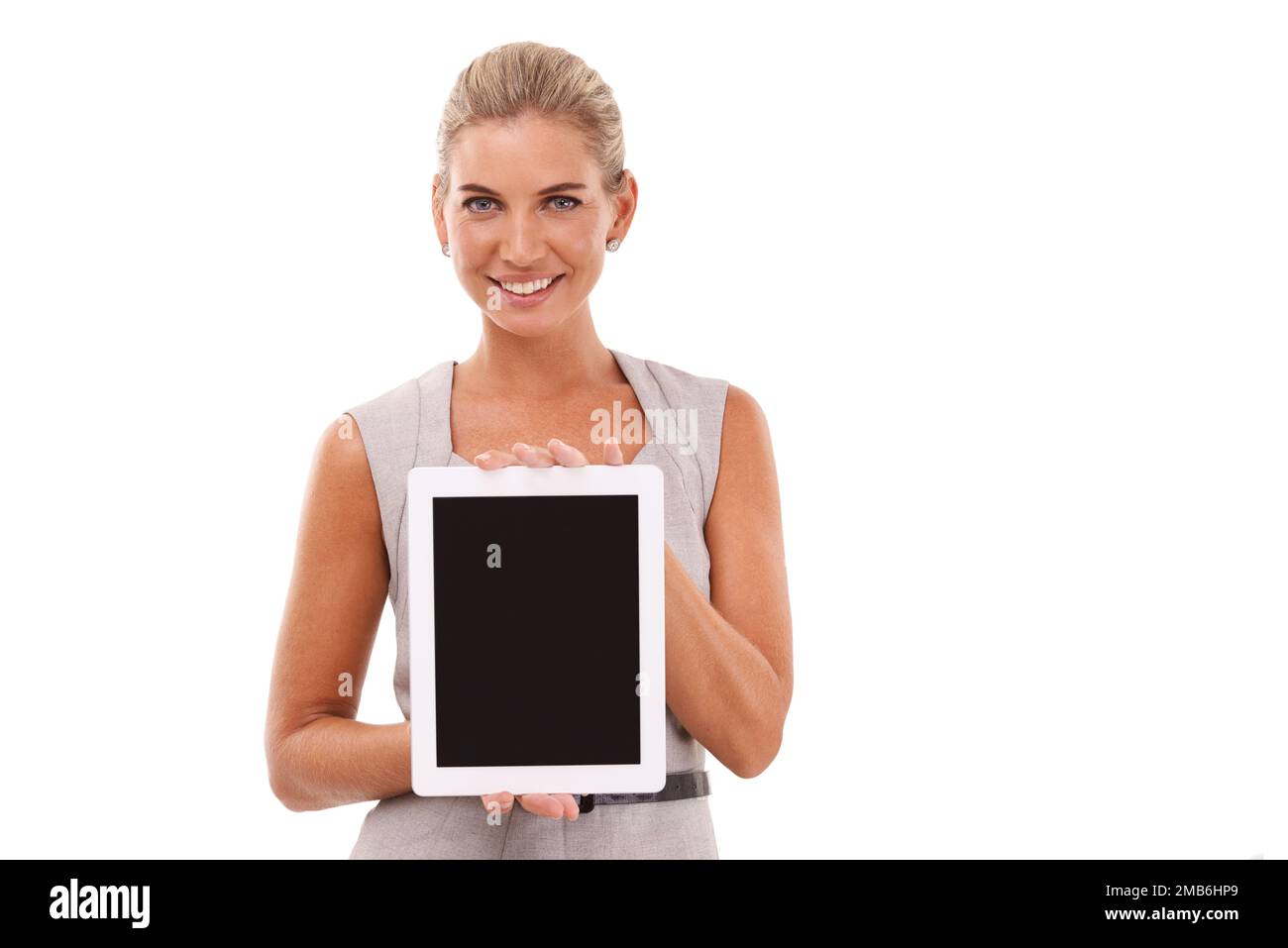 Tablet mockup, ritratto e donna d'affari con sfondo bianco isolato in studio per lo spazio pubblicitario. Lavoratore felice, modello femminile e digital mock Foto Stock