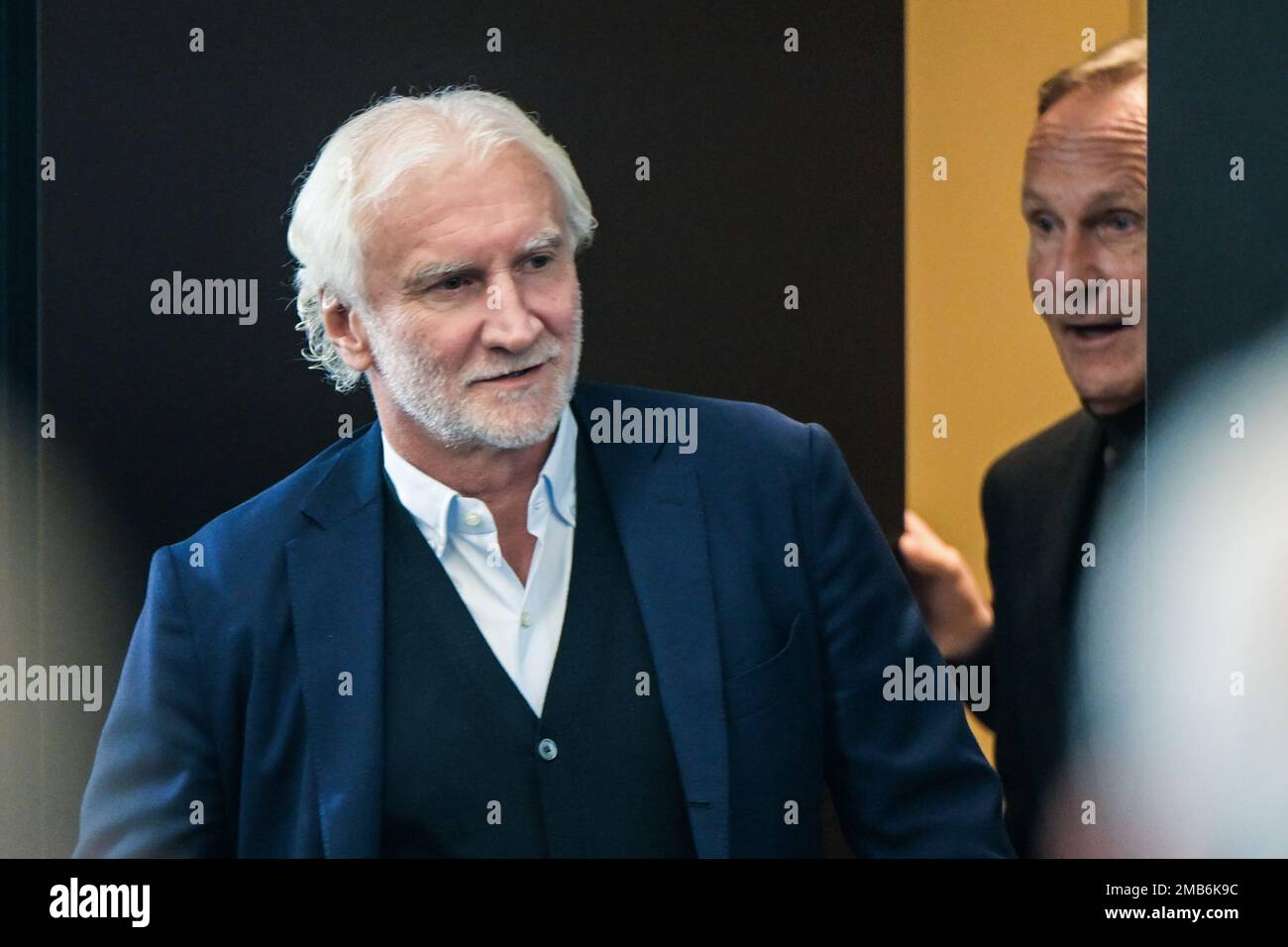 20 gennaio 2023, Hessen, Francoforte sul meno: Calcio: Conferenza stampa DFB al campus DFB, Rudi Völler, nuovo direttore sportivo della squadra nazionale maschile di calcio, arriva alla conferenza stampa. Foto: Sebastian Gollnow/dpa Foto Stock