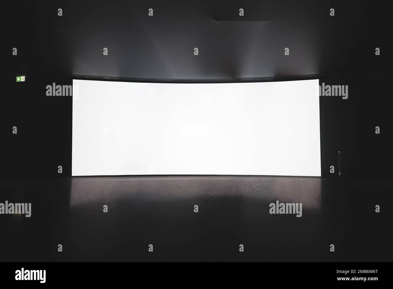 Cinema. uno schermo bianco vuoto del cinema su uno stand nell'auditorium al buio. Foto Stock