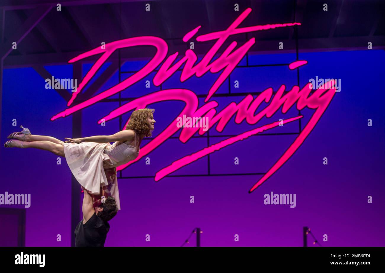 Londra, Inghilterra, Regno Unito. 20th Jan, 2023. MICHAEL o'REILLY e KIRA MALOU sono visti sul palco durante una fotocall come Dirty Dancing - The Classic Story ritorna nel West End di Londra. (Credit Image: © Tayfun Salci/ZUMA Press Wire) SOLO PER USO EDITORIALE! Non per USO commerciale! Credit: ZUMA Press, Inc./Alamy Live News Foto Stock