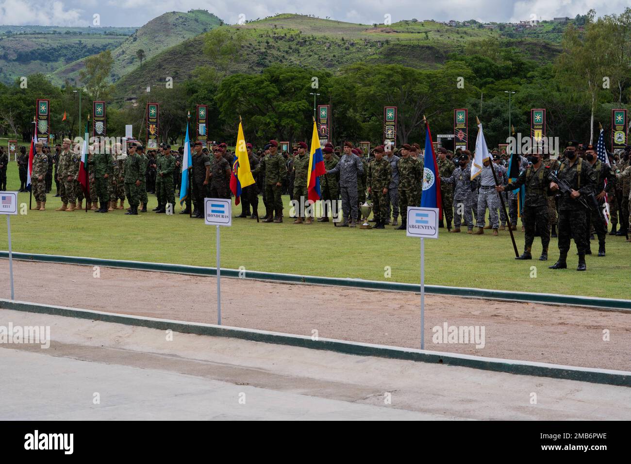 TEGUCIGALPA, Honduras – le forze congiunte presentano le loro bandiere alla cerimonia di apertura del 13 giugno 2022, durante Fuerzas Comando a Tegucigalpa, Honduras. Oltre 110 forze di sicurezza provenienti da 17 paesi, tra cui gli Stati Uniti, hanno partecipato al concorso impegnativo, promuovendo relazioni militari-militari, aumentando la conoscenza della formazione e migliorando la sicurezza regionale. Foto Stock