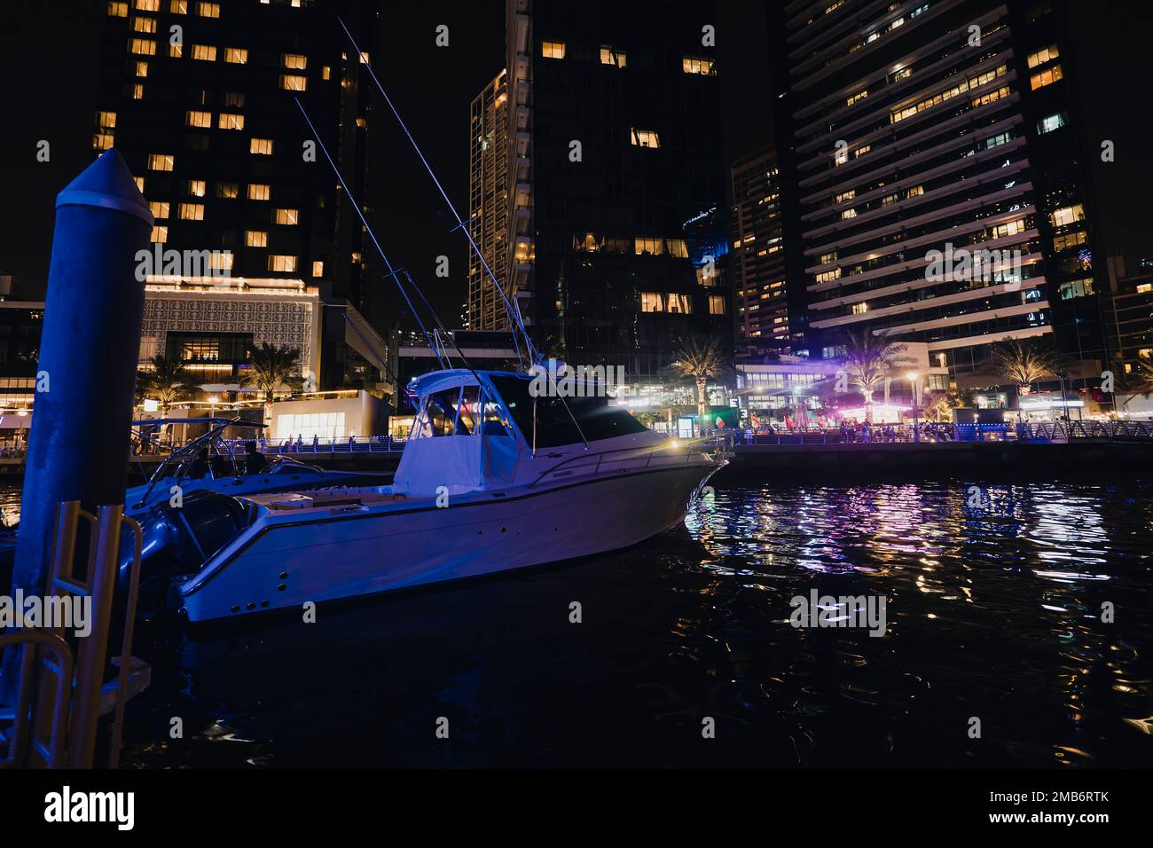 Barche nel porto di Dubai Marina di notte in luci luminose. Marina e Barca turistica, Barca turistica in barca a vela a Dubai Marina. Foto Stock