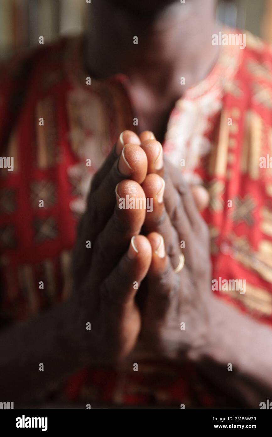Africain priant dans une église les Mains jointes. Cotonou. Bénin. Afrique. Afrique de l'Ouest. / Pregare in una chiesa mani unite. Cotonou. Benin. Foto Stock