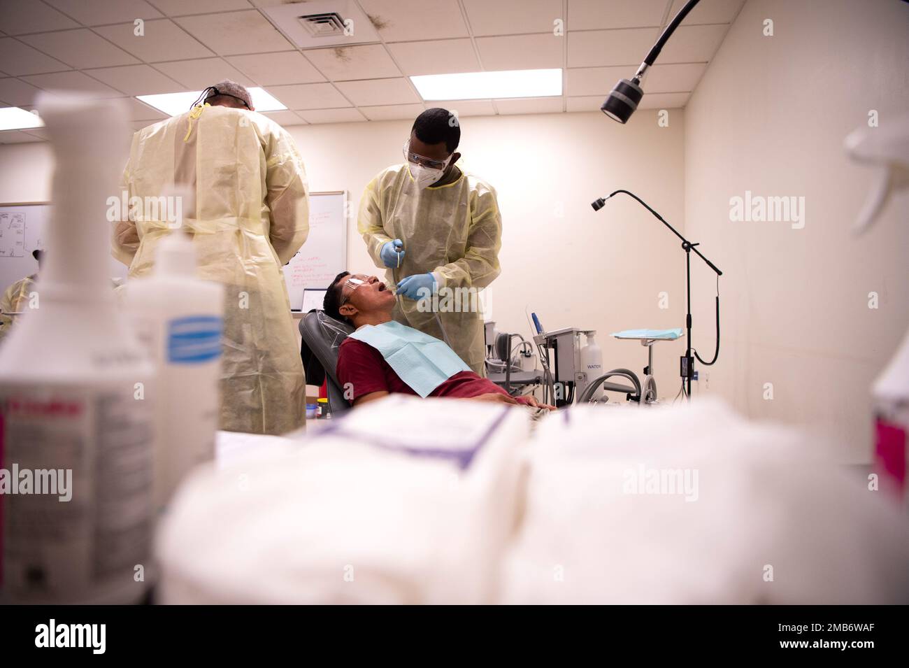 L'operazione IRT Tropic Care ha aperto ufficialmente le sue porte questa mattina alla gente di Kaua'i a Lihue, Hawai'i, il 13 giugno 2022! Con le file che si avvolgono intorno all’edificio del Kaua’i Community College, sia i membri del servizio che la comunità locale erano desiderosi di iniziare la giornata. I pazienti hanno ricevuto controlli sanitari di base, optometria, lavoro dentale e molto altro. L’operazione IRT Tropicare Kaua’i continuerà a fornire questi servizi per tutta la settimana dal 13th al 20th giugno. I servizi medici saranno forniti presso la Scuola elementare Ele'Ele, il Kaua'i Community College e la Kapaa'a Middle School. Foto Stock