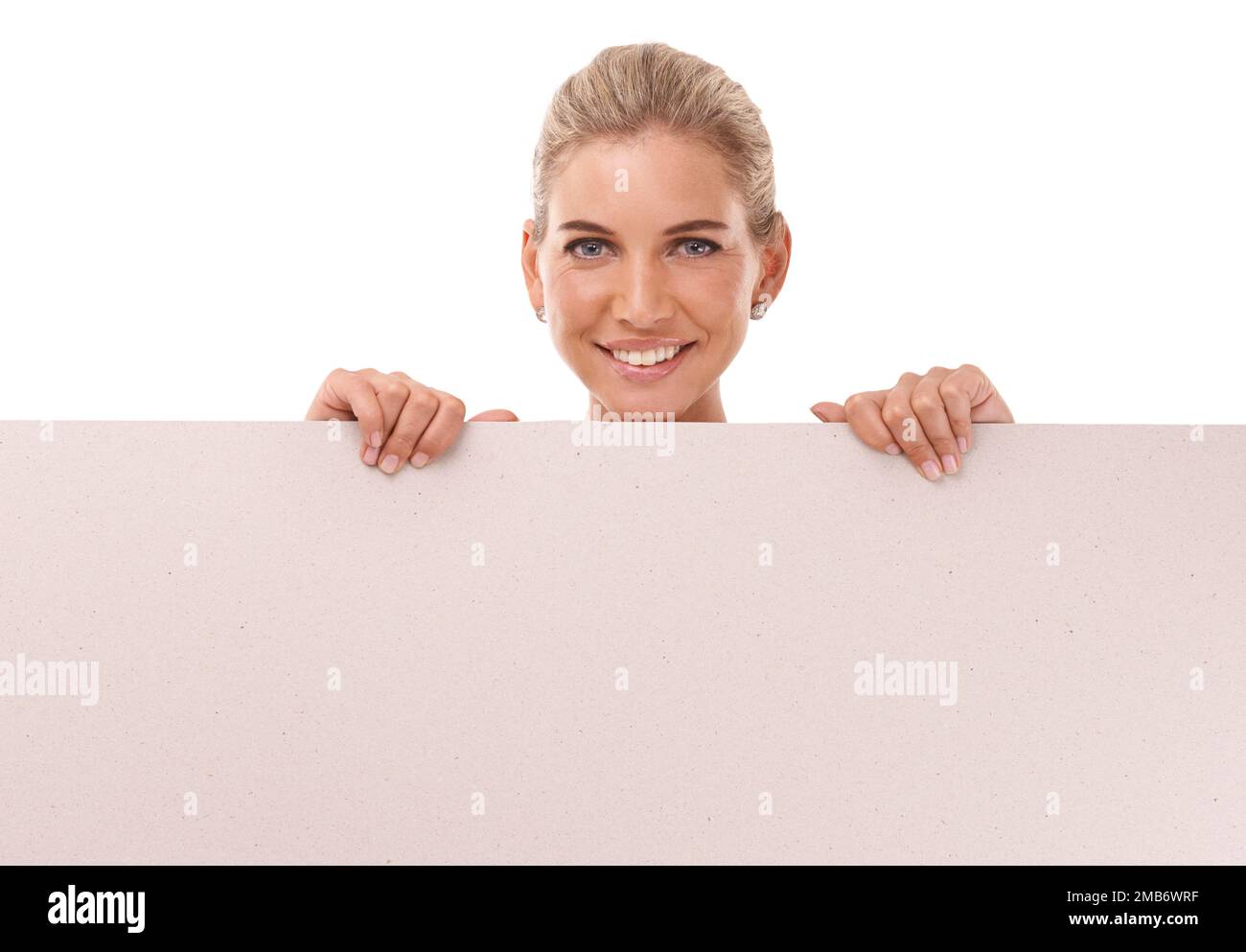 Mockup, ritratto studio e donna con cartellone, cartellone o poster per il marketing, la pubblicità o il posizionamento dei prodotti. Segnaletica, spazio banner e vendite Foto Stock