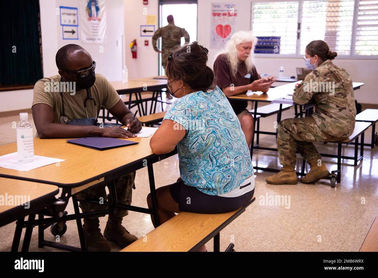 L'operazione IRT Tropic Care ha aperto ufficialmente le sue porte questa mattina alla gente di Kaua'i a Lihue, Hawai'i, il 13 giugno 2022! Con le file che si avvolgono intorno all’edificio del Kaua’i Community College, sia i membri del servizio che la comunità locale erano desiderosi di iniziare la giornata. I pazienti hanno ricevuto controlli sanitari di base, optometria, lavoro dentale e molto altro. L’operazione IRT Tropicare Kaua’i continuerà a fornire questi servizi per tutta la settimana dal 13th al 20th giugno. I servizi medici saranno forniti presso la Scuola elementare Ele'Ele, il Kaua'i Community College e la Kapaa'a Middle School. Foto Stock
