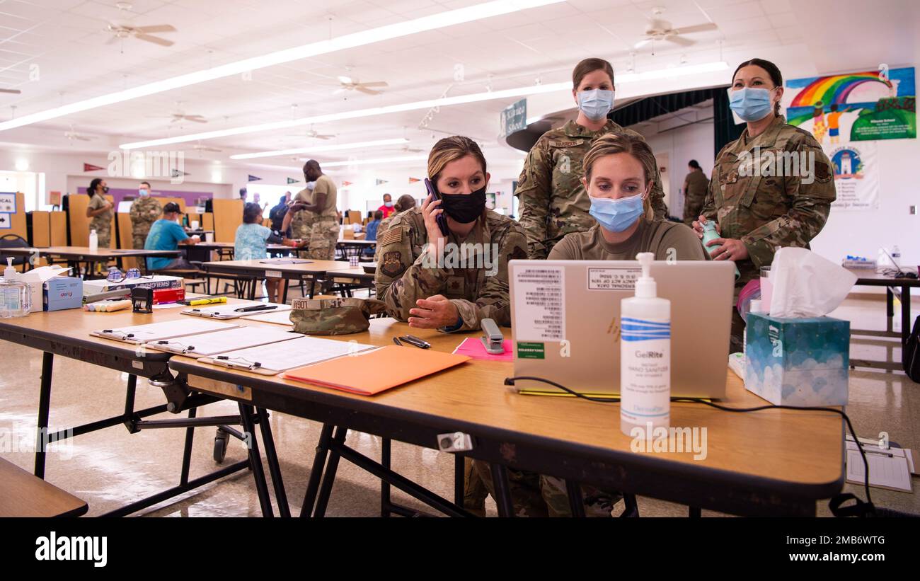 L'operazione IRT Tropic Care ha aperto ufficialmente le sue porte questa mattina alla gente di Kaua'i a Lihue, Hawai'i, il 13 giugno 2022! Con le file che si avvolgono intorno all’edificio del Kaua’i Community College, sia i membri del servizio che la comunità locale erano desiderosi di iniziare la giornata. I pazienti hanno ricevuto controlli sanitari di base, optometria, lavoro dentale e molto altro. L’operazione IRT Tropicare Kaua’i continuerà a fornire questi servizi per tutta la settimana dal 13th al 20th giugno. I servizi medici saranno forniti presso la Scuola elementare Ele'Ele, il Kaua'i Community College e la Kapaa'a Middle School. Foto Stock