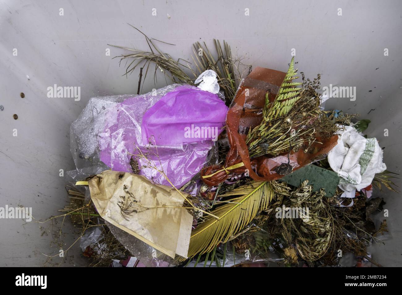 Particolare di immondizia e resti in un vecchio cimitero Foto Stock