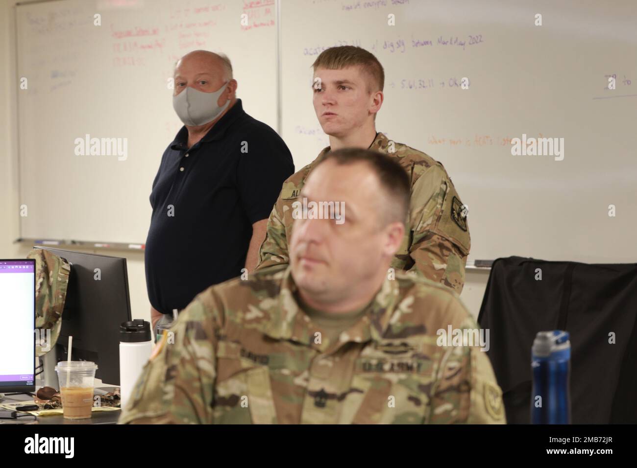 L'elemento di difesa Cyber Operations della Guardia Nazionale del Wisconsin e il team di risposta informatica ricevono informazioni essenziali per completare la missione durante il Cyber Shield 2022. Cyber Shield 2022 presso il Professional Educational Center della Guardia Nazionale dell'Esercito a Camp Robinson, Arkansas, il 13 giugno. Cyber Shield 2022 è il più grande esercizio di cyber-difesa formativa interagenzia e nazionale congiunto del DOD, che include la rappresentanza di 20 stati più Guam. Foto Stock